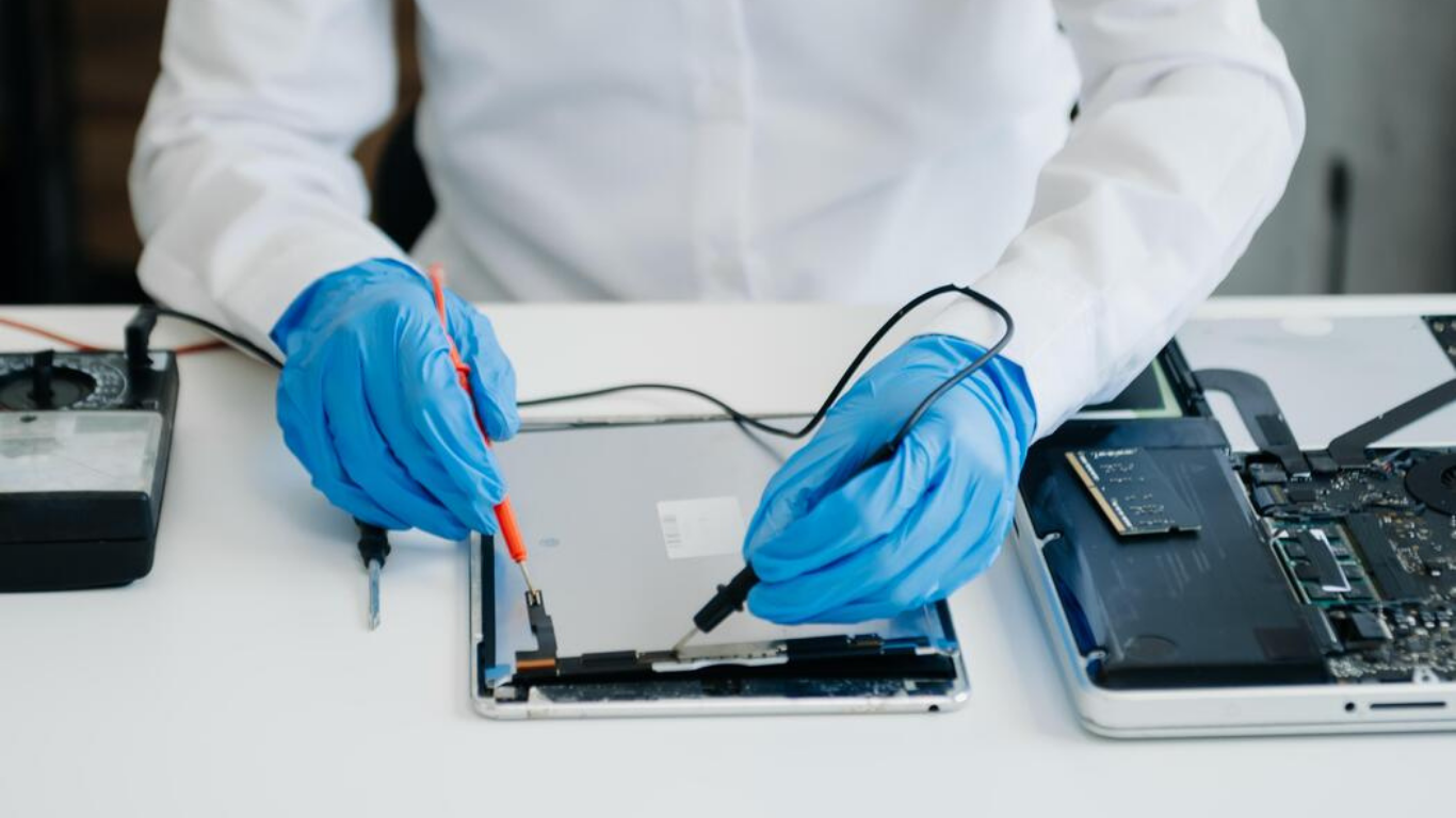 Damaged iPad screen before repair