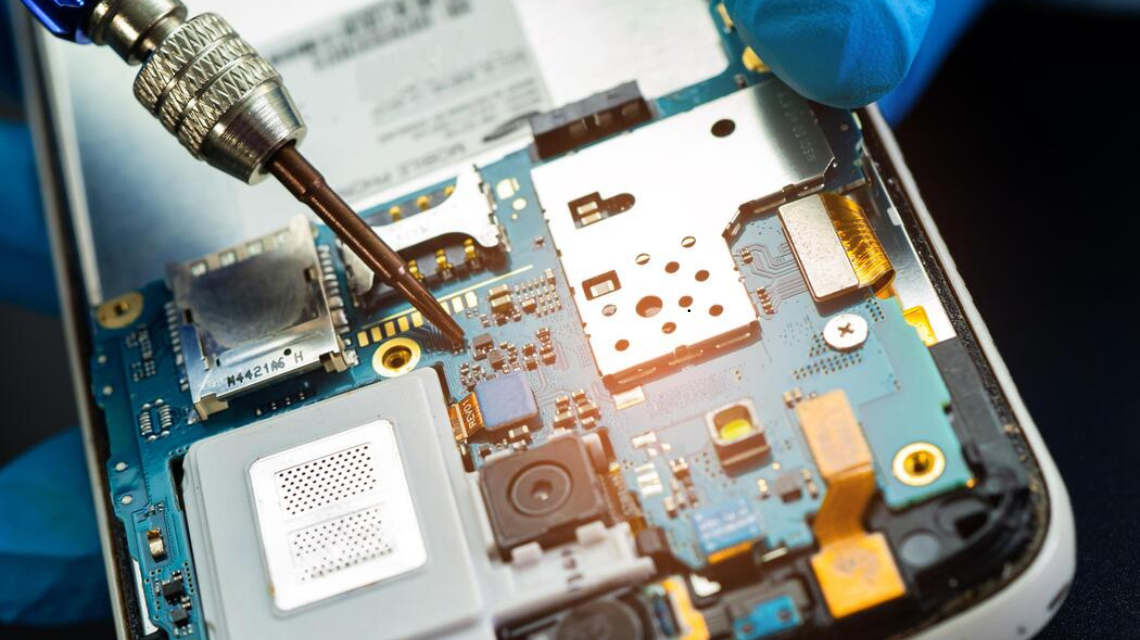 Mobile repair shop handling smartphone issues